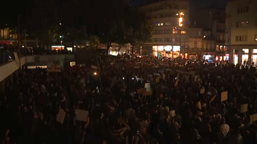 Centenas de pessoas regressam à praça D. João I no Porto após atuação da PSP nos protestos pela habitação