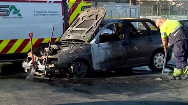 Carros destruídos pelas chamas em parque de estacionamento em Cascais
