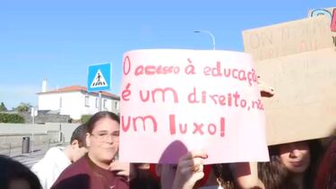 Alunos do Liceu Francês em protesto no Porto em solidariedade com movimento estudantil em França