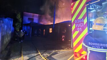 Fogo destrói pavilhão de pinturas em Nespereira em Guimarães