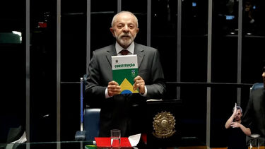 Lula da Silva assina lei que reduz semana de trabalho para 40 horas 