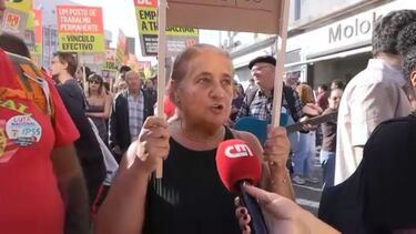 "Tenho filhos a pagarem 900 euros": mulher ergue cartaz em manifestação no Porto pelo direito à habitação