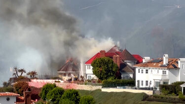 Chamas destroem casas no sul da Califórnia