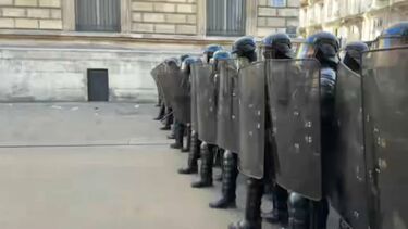 Polícia de choque faz barreira humana em Paris para impedir manifestantes de avançar 