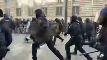 O momento em que polícia de choque avança contra manifestantes em Paris