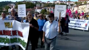 "É preciso recuperar os valores de Abril": centenas de pessoas nas ruas de Coimbra contra o aumento do custo de vida