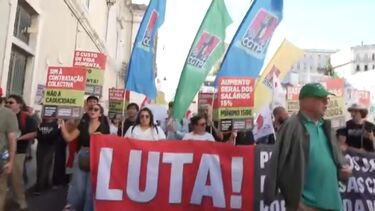 "Para que eles tenham uma vida melhor que a minha": idosa participa em manifestação em solidariedade para com os jovens