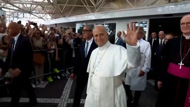 Papa Leão XIV regressa ao Vaticano após cirurgia ao pulmão