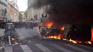 Carros incendiados e lojas roubadas em Paris