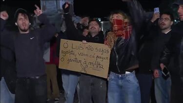 Adeptos do LASK Linz confundidos com elementos do grupo extremista 1143 durante protestos no Rossio 