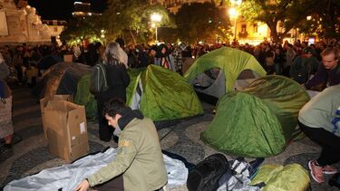 Mais de 300 manifestantes decidiram dormir ao relento após desmontarem tendas no Rossio