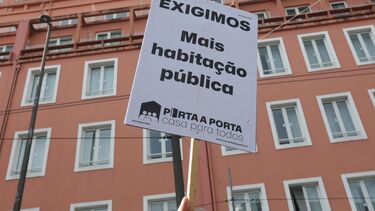 Cerca de 100 pessoas em Viseu solidarizam-se com manifestações pela habitação