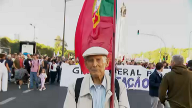 "Venho defender as novas gerações": Alfredo apoia protestos em Lisboa com bandeira portuguesa ao ombro