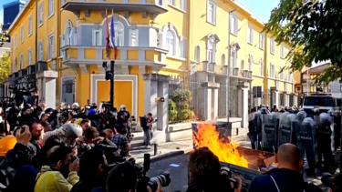 Milhares de manifestantes saíram a rua este sábado na Albânia