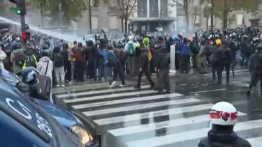 Polícia francesa usa canhões de água para dispersar manifestantes nas ruas 