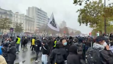 Explosões e gás lacrimogéneo: Jornalista da CMTV vive momento de tensão em França 