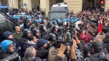 Manifestantes e polícia entram em confrontos em Turim