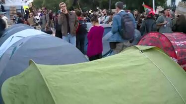 Tenda montada no Rossio: Manifestantes prometem passar noite na Praça e pedem que habitação "deixe de ser um negócio"