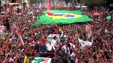 Lula da Silva e Flávio Bolsonaro encerraram as suas campanhas eleitorais antes da segunda volta das eleições no Brasil