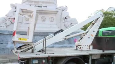 Câmara de Lisboa realiza trabalhos de limpeza de grafitis no Rossio após protestos pela habitação