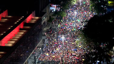 Milhares saem à rua em São Paulo para celebrar vitória de Lula nas presidenciais brasileiras 