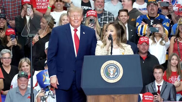 "É difícil não reparar": Trump comenta rabo de Nicki Minaj durante comício no Michigan 