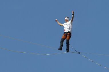 Jaan Roose a atravessar uma linha de slackline entre o Koreana Hotel e o Dong-A Media Center, em Seul, esta quinta-feira, 1 de outubro de 2026