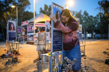 Israelitas choram morte de familiares no terceiro aniversário do ataque do Hamas de 7 de Outubro