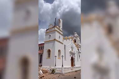 Sismo de magnitude 7,7 abala o Panamá, obriga a evacuações e destrói torre de catedral histórica