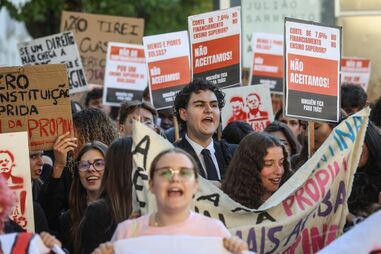 Estudantes pedem travão das propinas