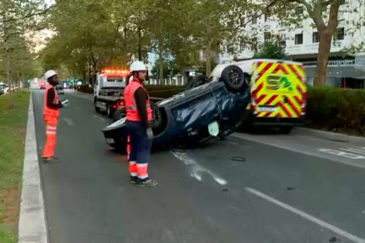 Carro despista-se depois de colisão e capota perto do Campo Pequeno em Lisboa