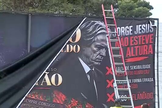 Retirado cartaz de apoio a Cristiano Ronaldo e a criticar Jorge Jesus na Cidade do Futebol