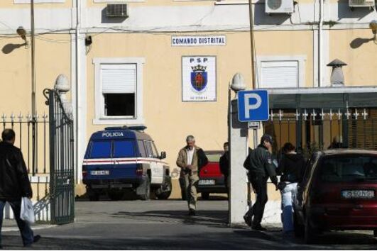 PSP Setúbal obriga elementos policiais a descer escadas, degrau a degrau, e sem correr