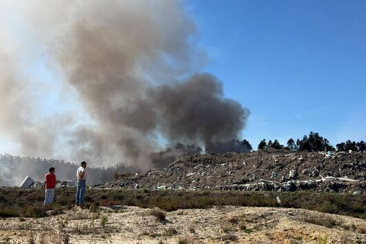 Meia centena de operacionais combate incêndio em centro de tratamento de resíduos em Leiria