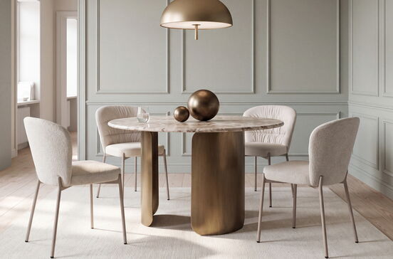 Sala de jantar decorada com mesa de mármore, cadeiras creme e candeeiro dourado