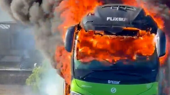 Imagens impressionantes mostram chamas a consumir autocarro da Flixbus na A1