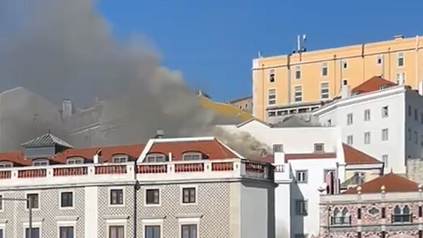 Incêndio deflagra em prédio em Alfama, Lisboa