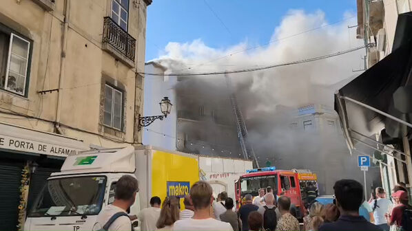 Novas imagens mostram nuvem de fumo provocada por incêndio em prédio em Alfama, Lisboa