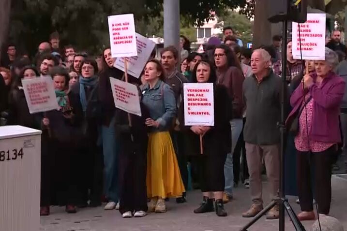 Dezenas de pessoas na vigília solidária contra despejo de família em Lisboa