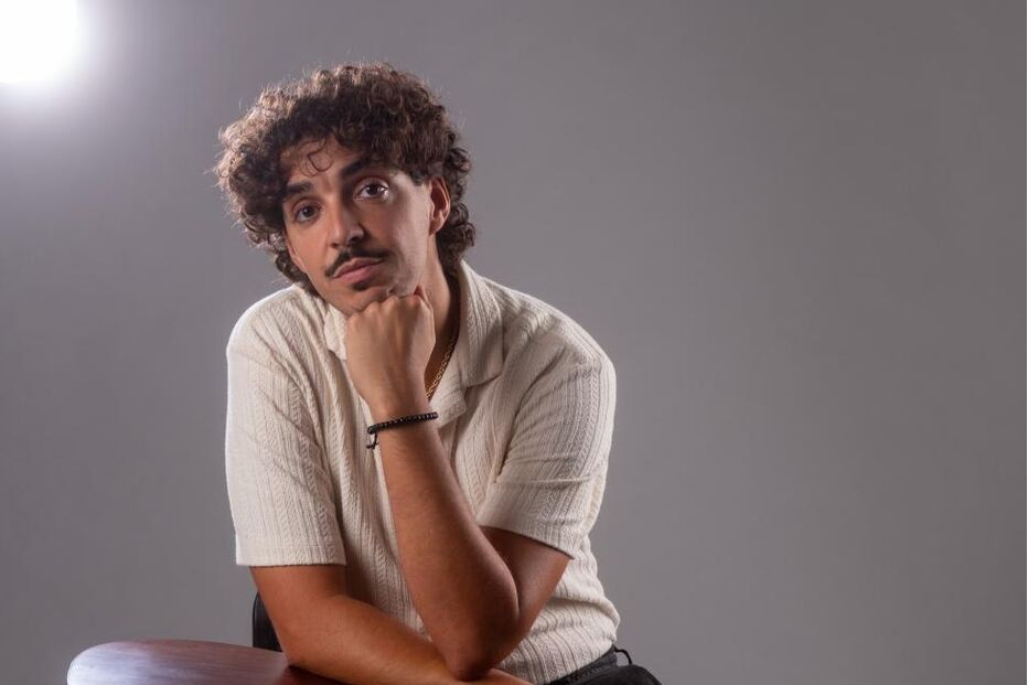 Músico Janeiro, após nomeação para Grammy Latino, regressa à essência com novo álbum