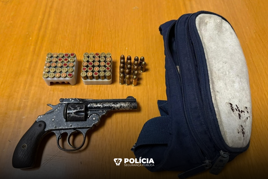 Arma de fogo e munições apreendidas pela Polícia de Segurança Pública