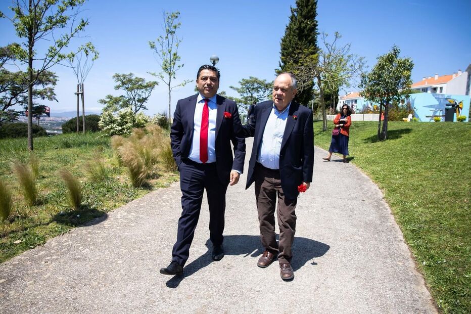 O presidente da CM Amadora (E)