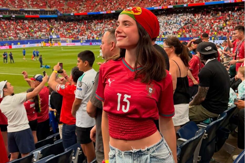 Madalena Aragão em apoio a Portugal no estádio
