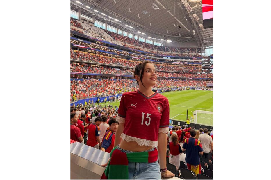 Madalena Aragão veste a camisola 15 de Portugal no estádio
