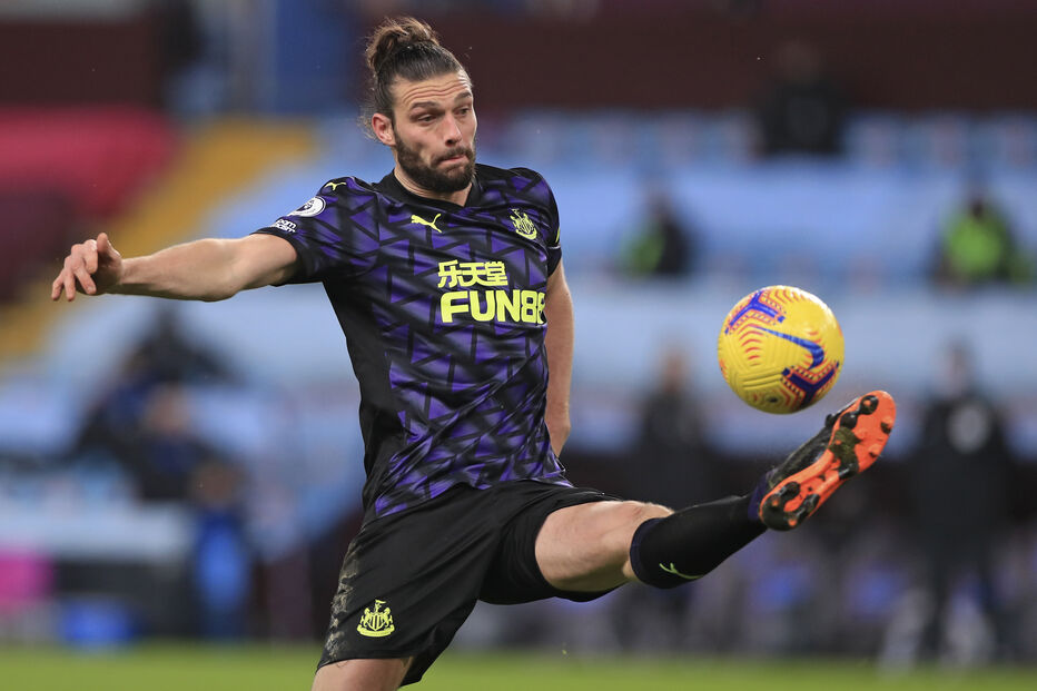 Andy Carroll chuta a bola em campo