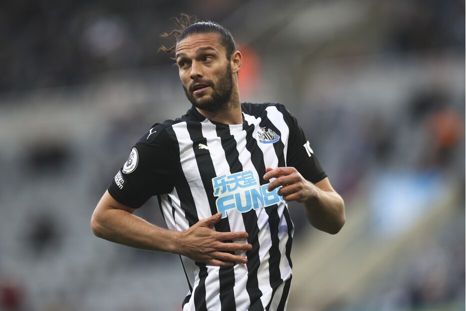 Jogador de futebol Andy Carroll em campo