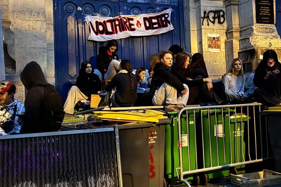 Estudantes franceses preparam bloqueio a escola secundária em Paris