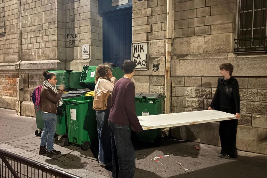 Estudantes franceses preparam bloqueio a escola secundária em Paris