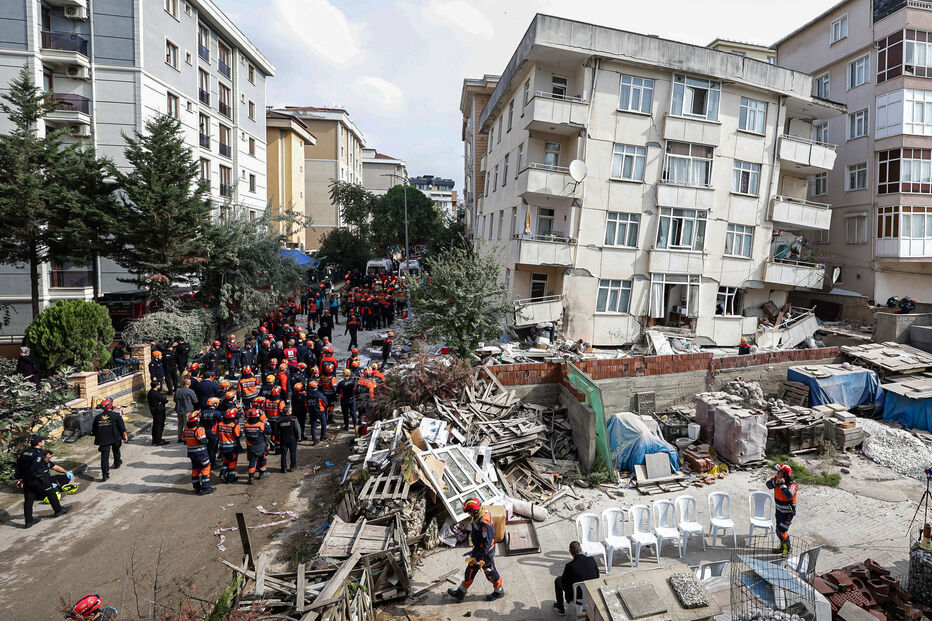 Equipas de resgate em operações após colapso de edifício em Istambul