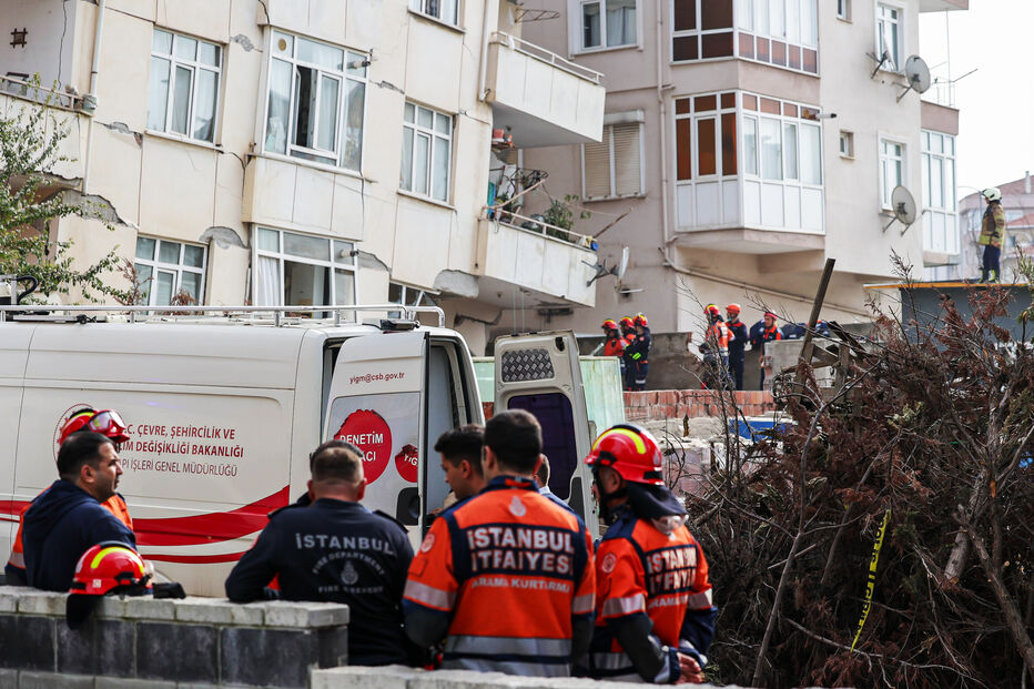 Equipas de resgate em operações após colapso de edifício em Istambul
